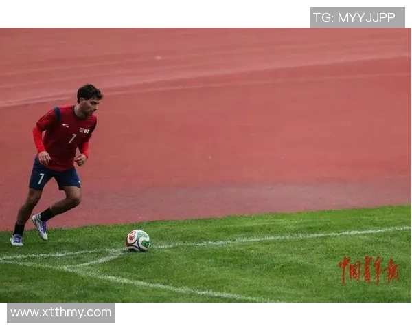 聚焦绿茵场模糊身影猜测神秘球星真容